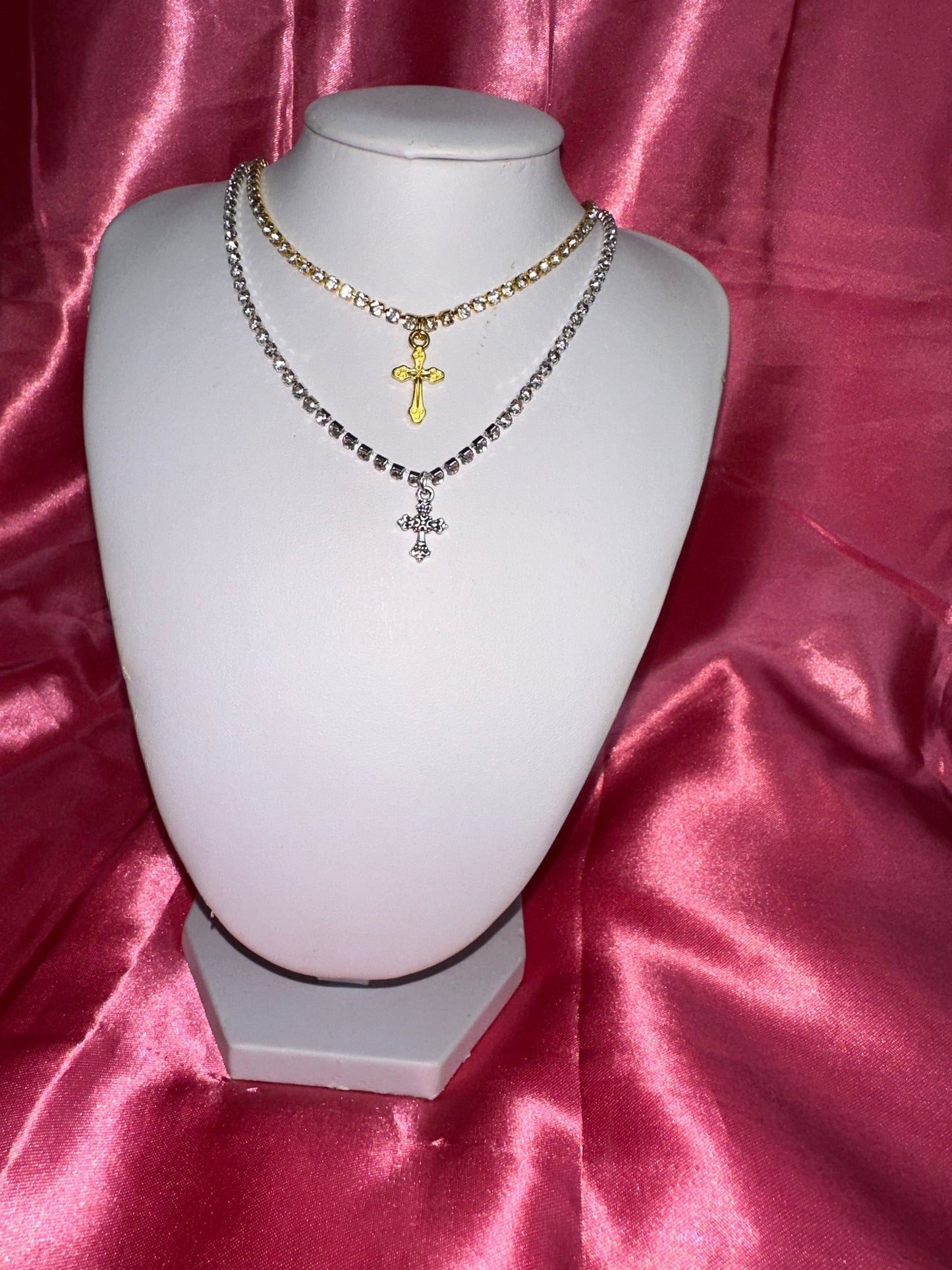 Cross pendant necklace