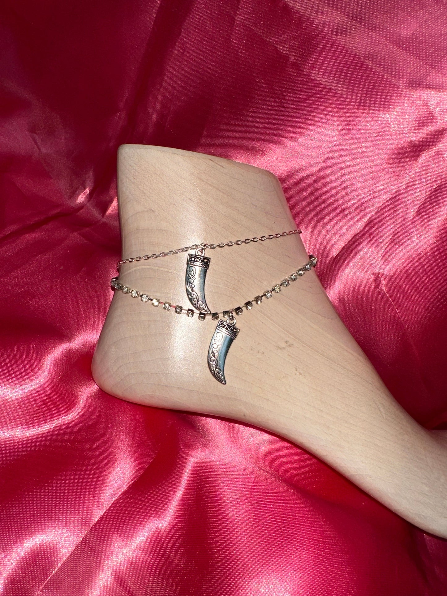Silver horn pendant anklet