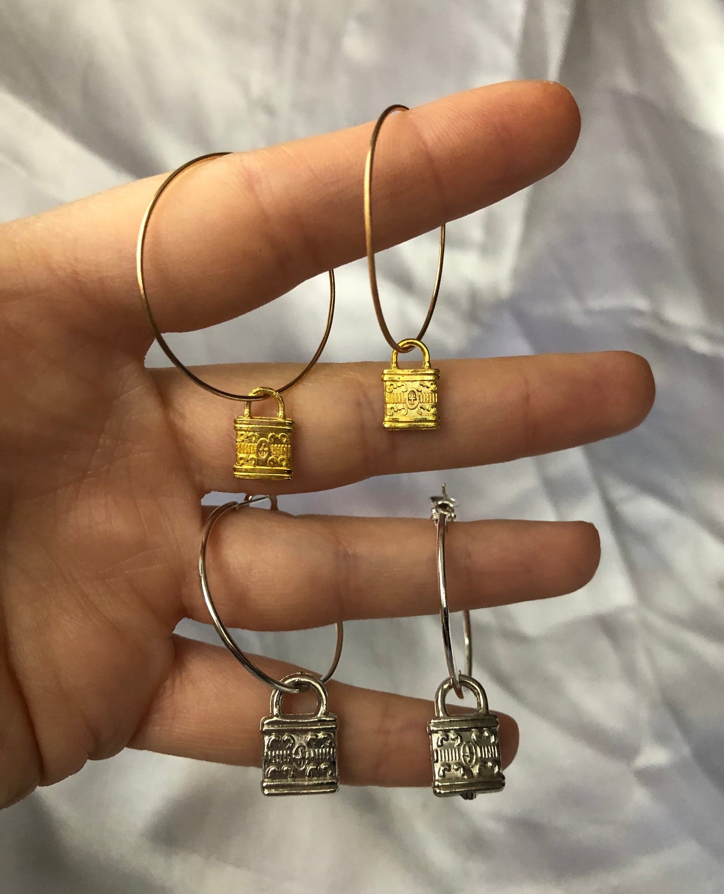 Lock hoops