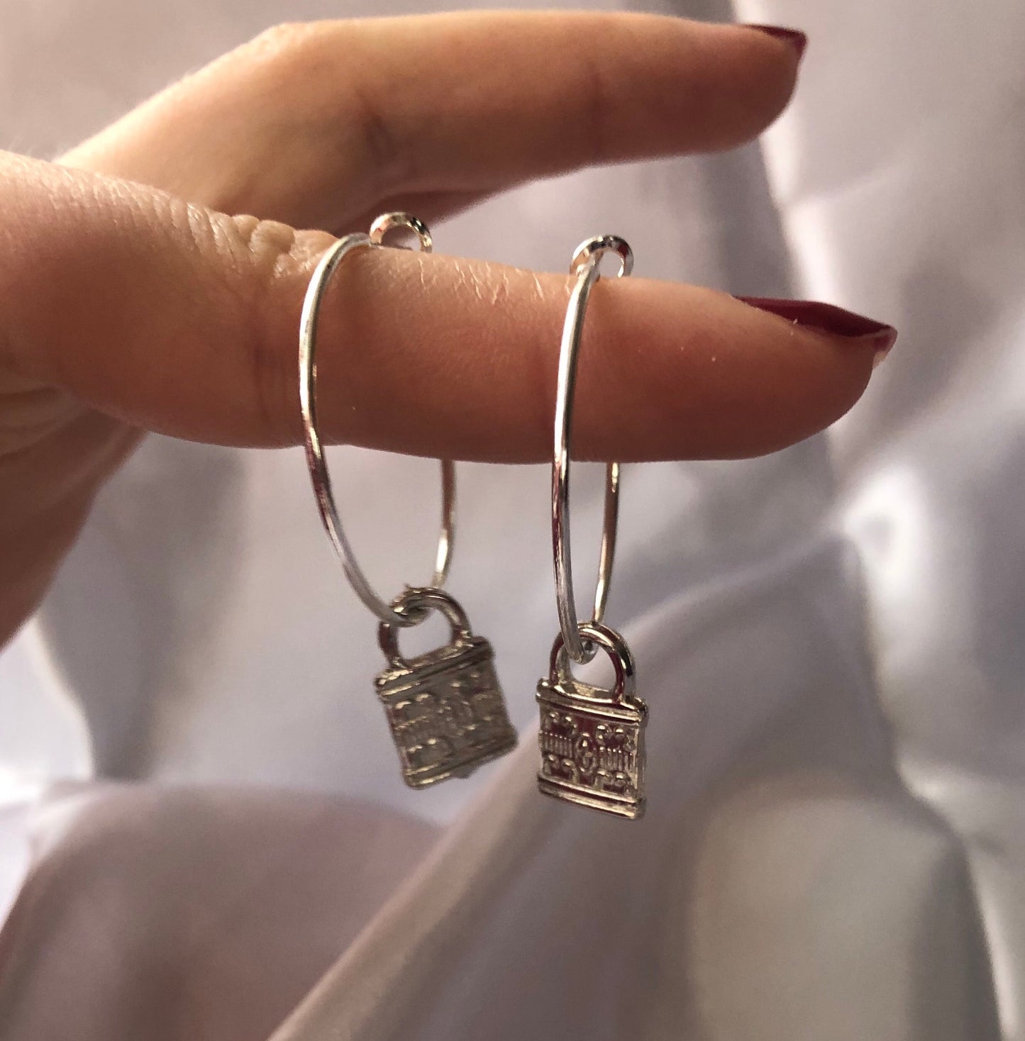 Lock hoops