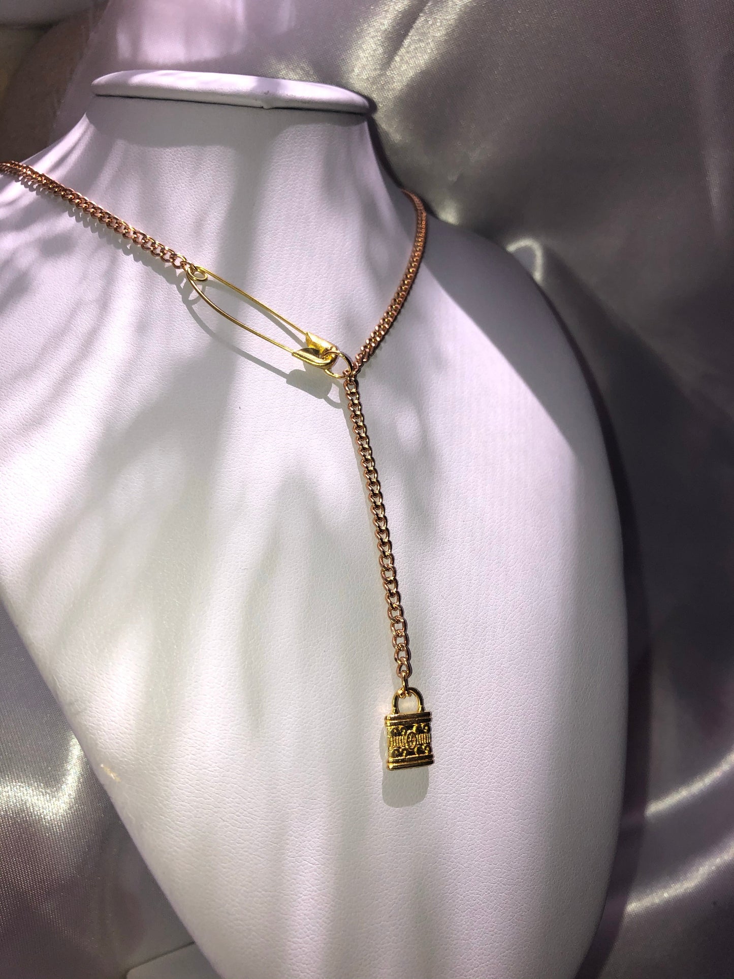 Pin lock necklace