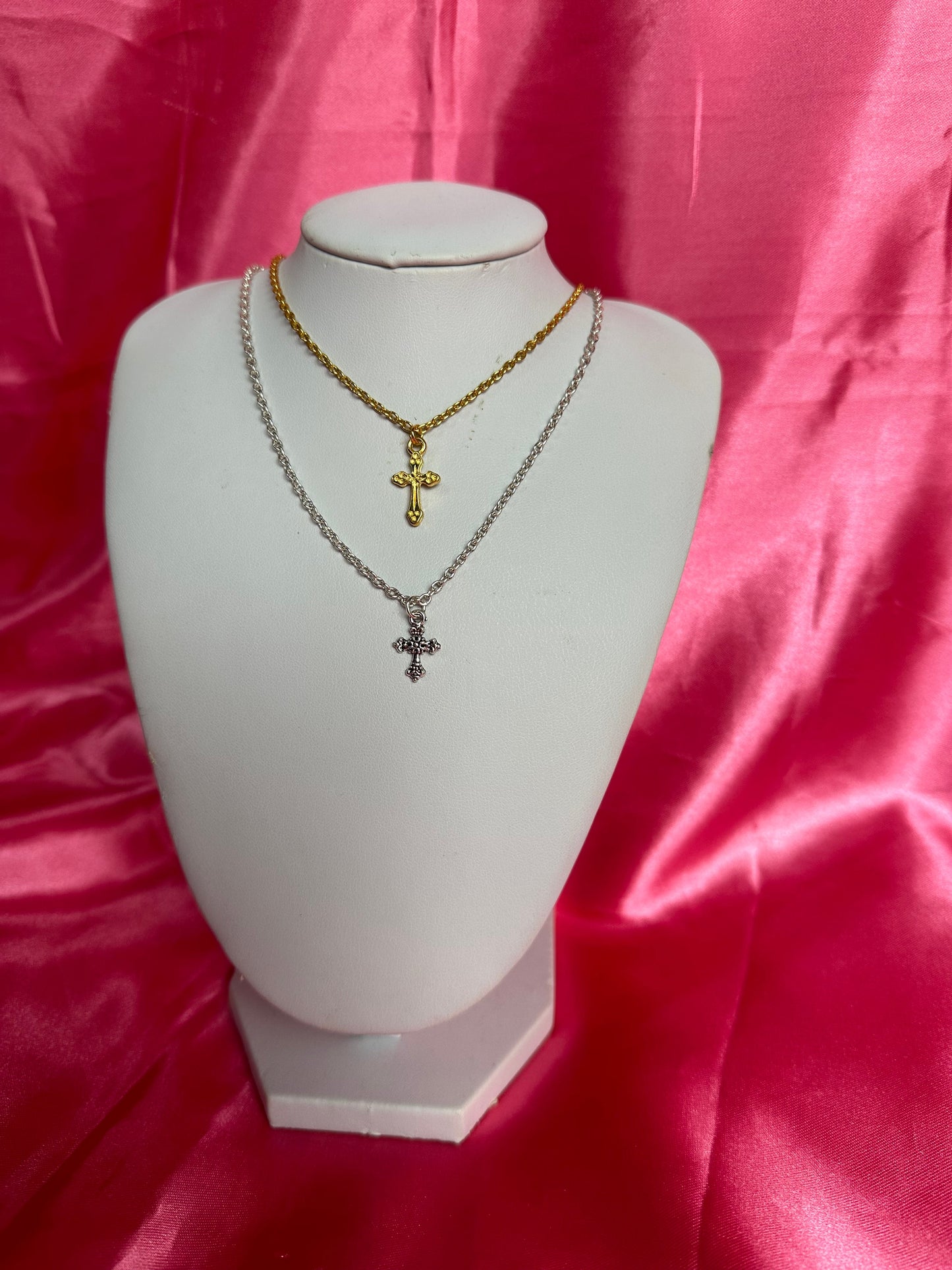 Cross pendant necklace