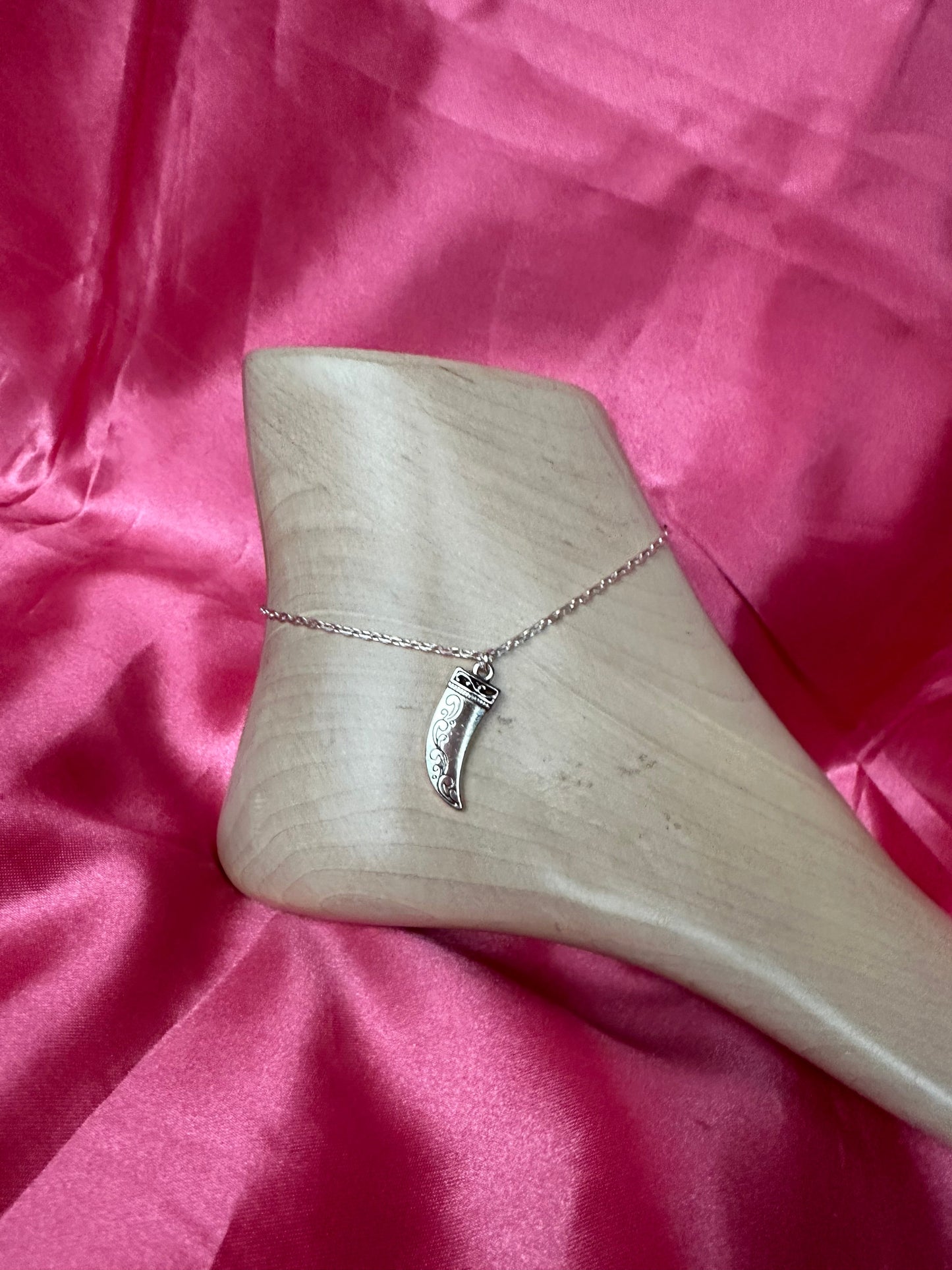 Silver horn pendant anklet