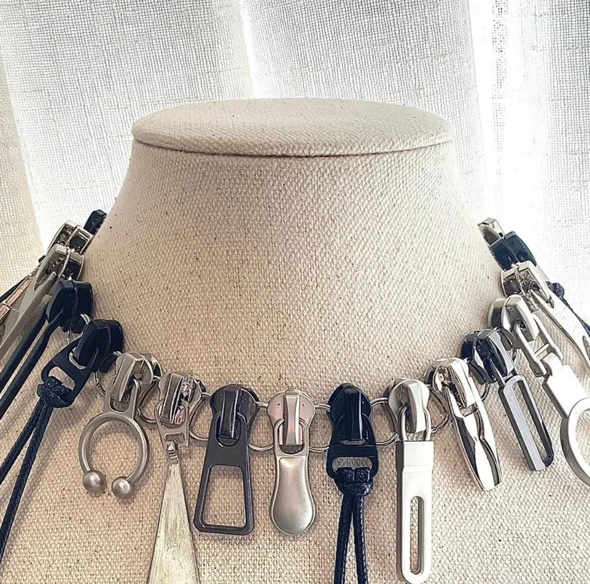 Zip necklace