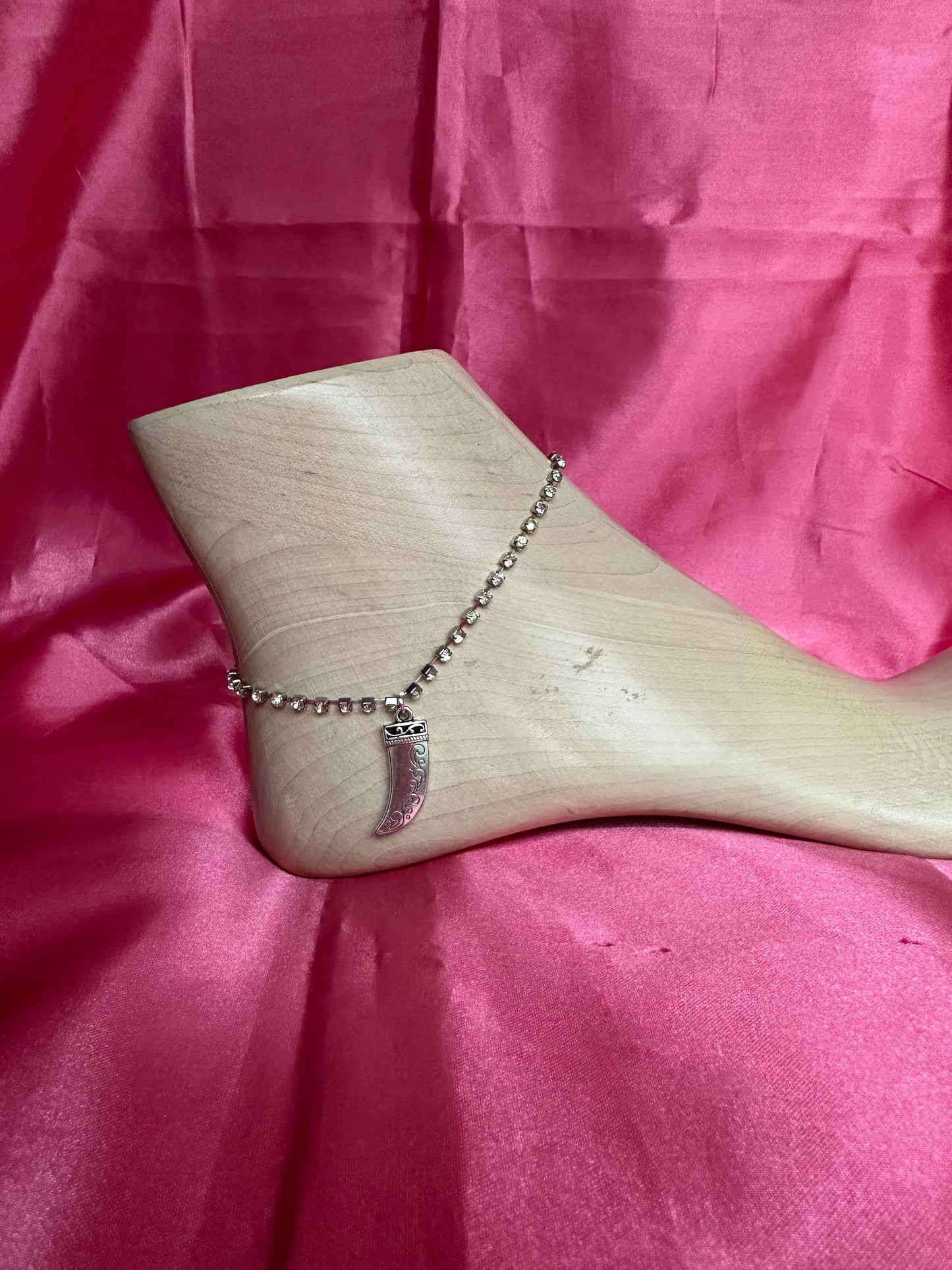 Silver horn pendant anklet
