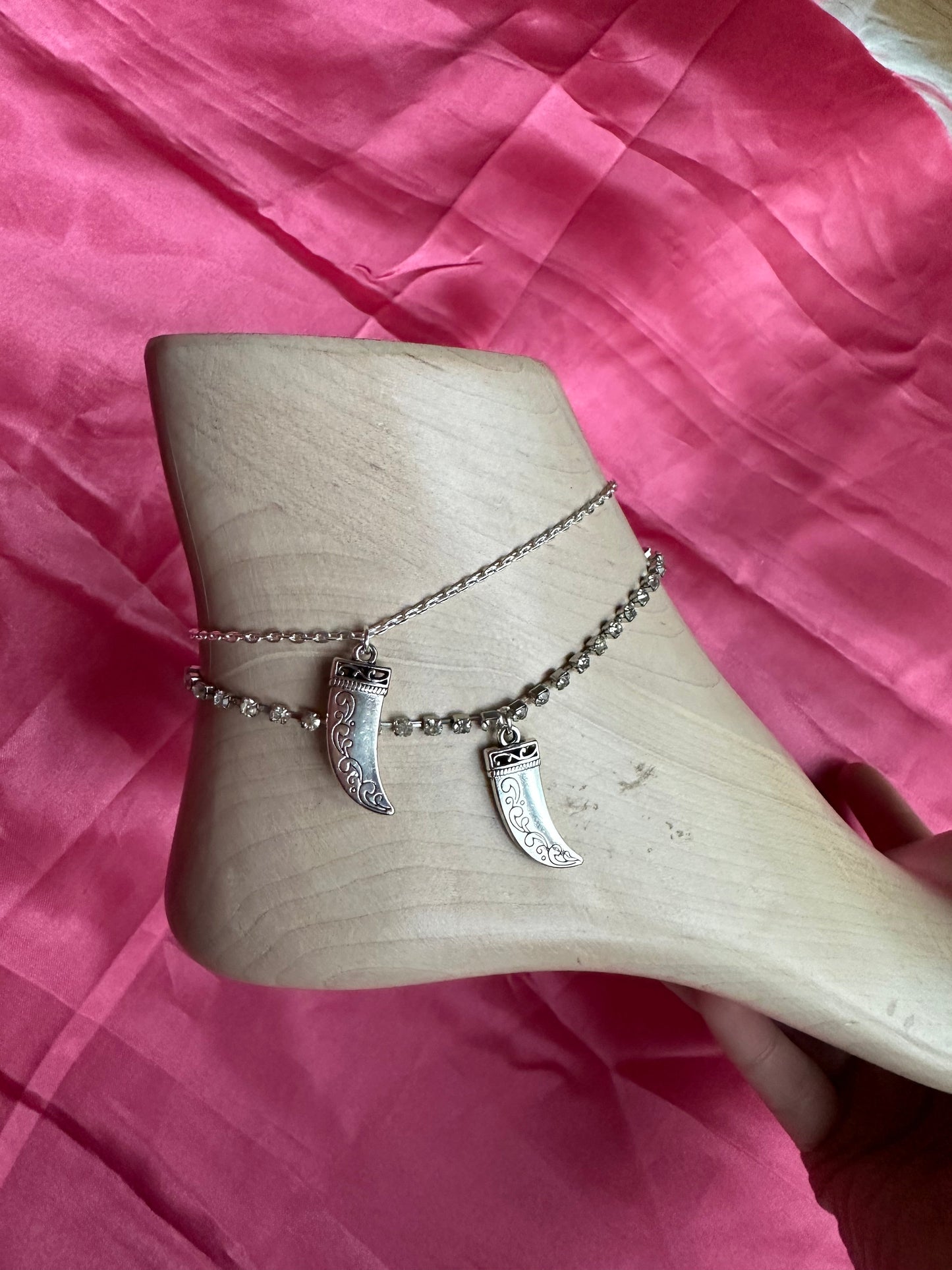 Silver horn pendant anklet