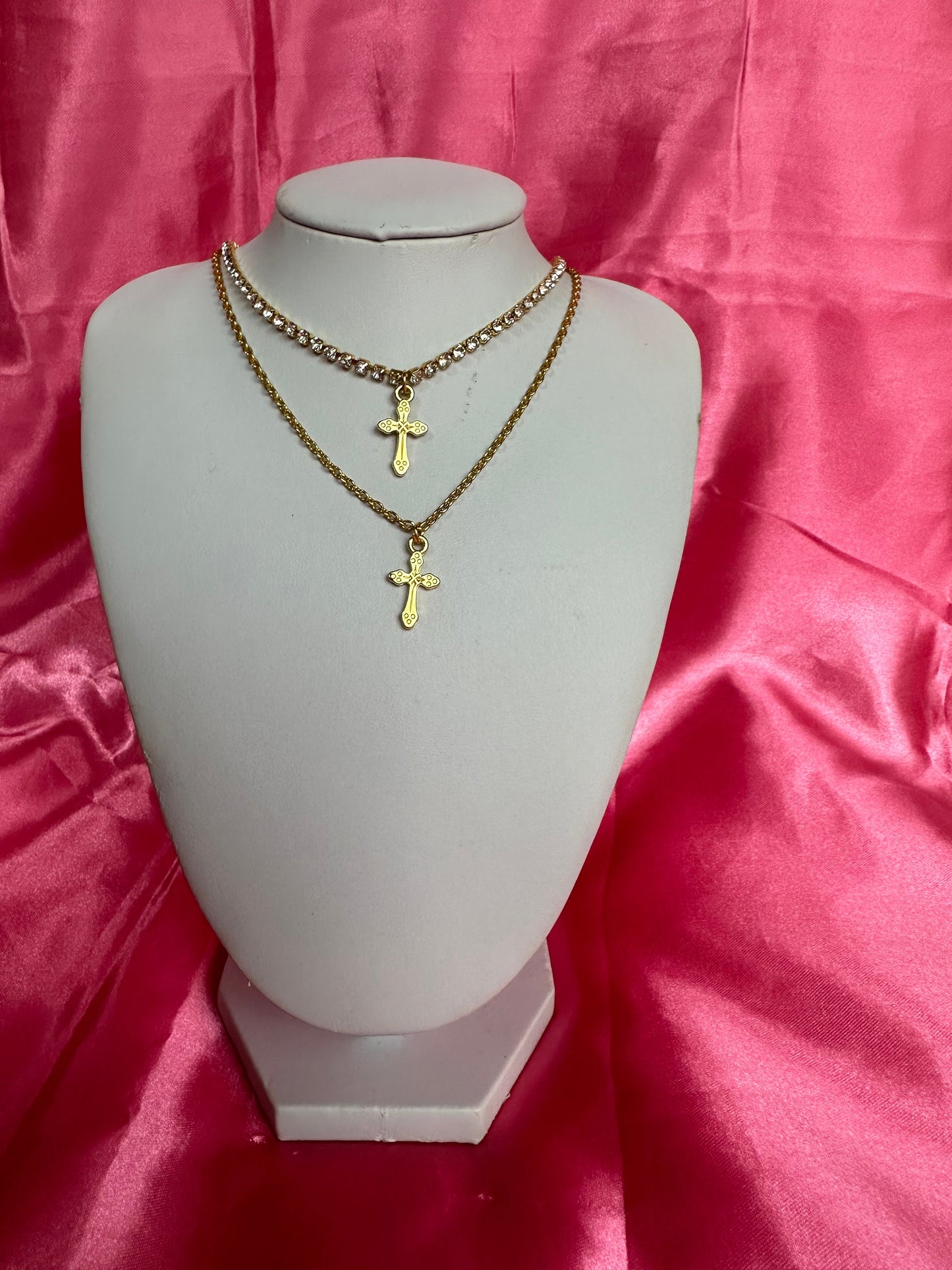 Cross pendant necklace
