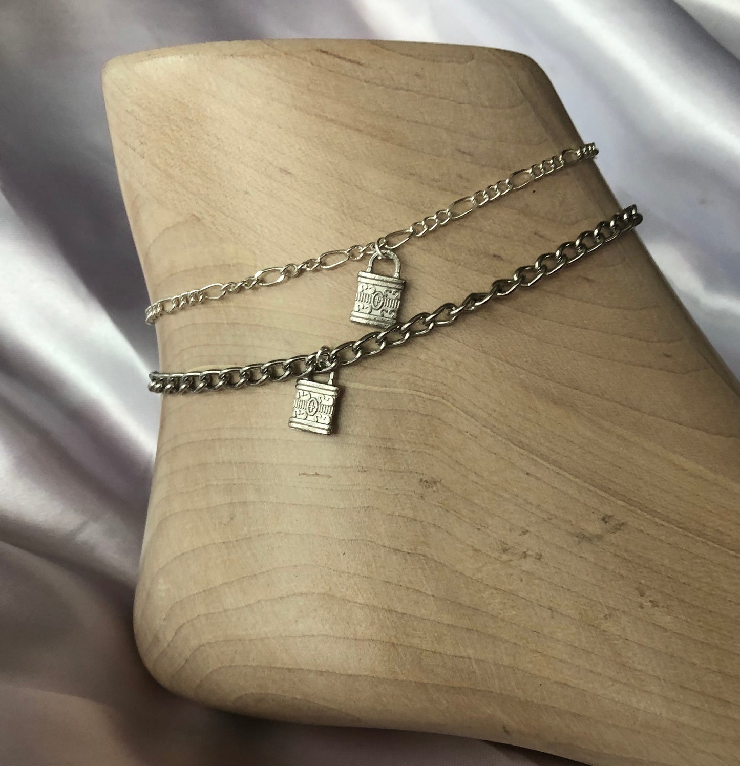 Lock pendant anklet