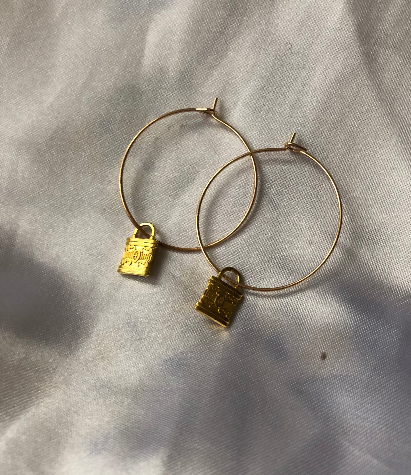 Lock hoops