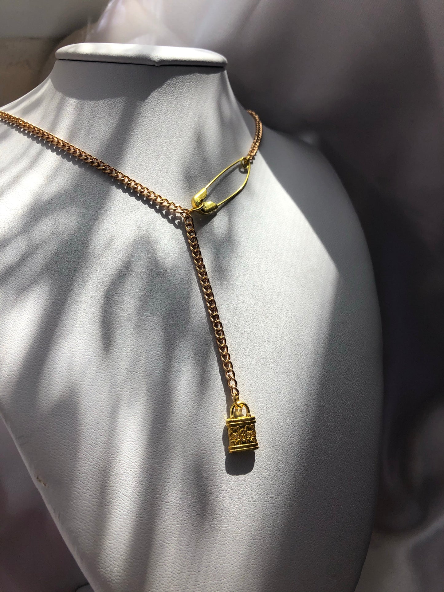 Pin lock necklace