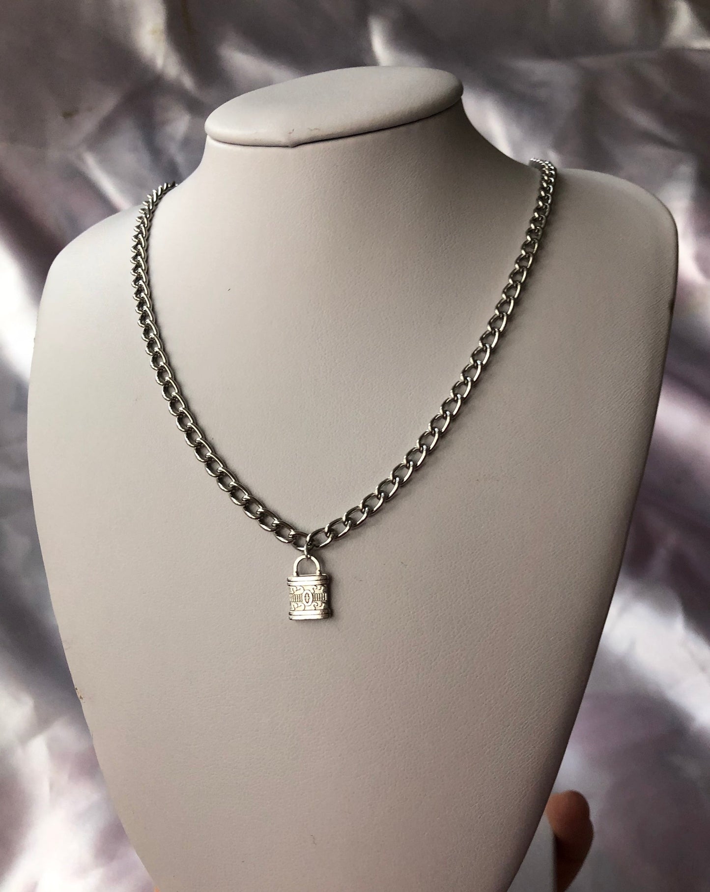 Lock pendant necklace