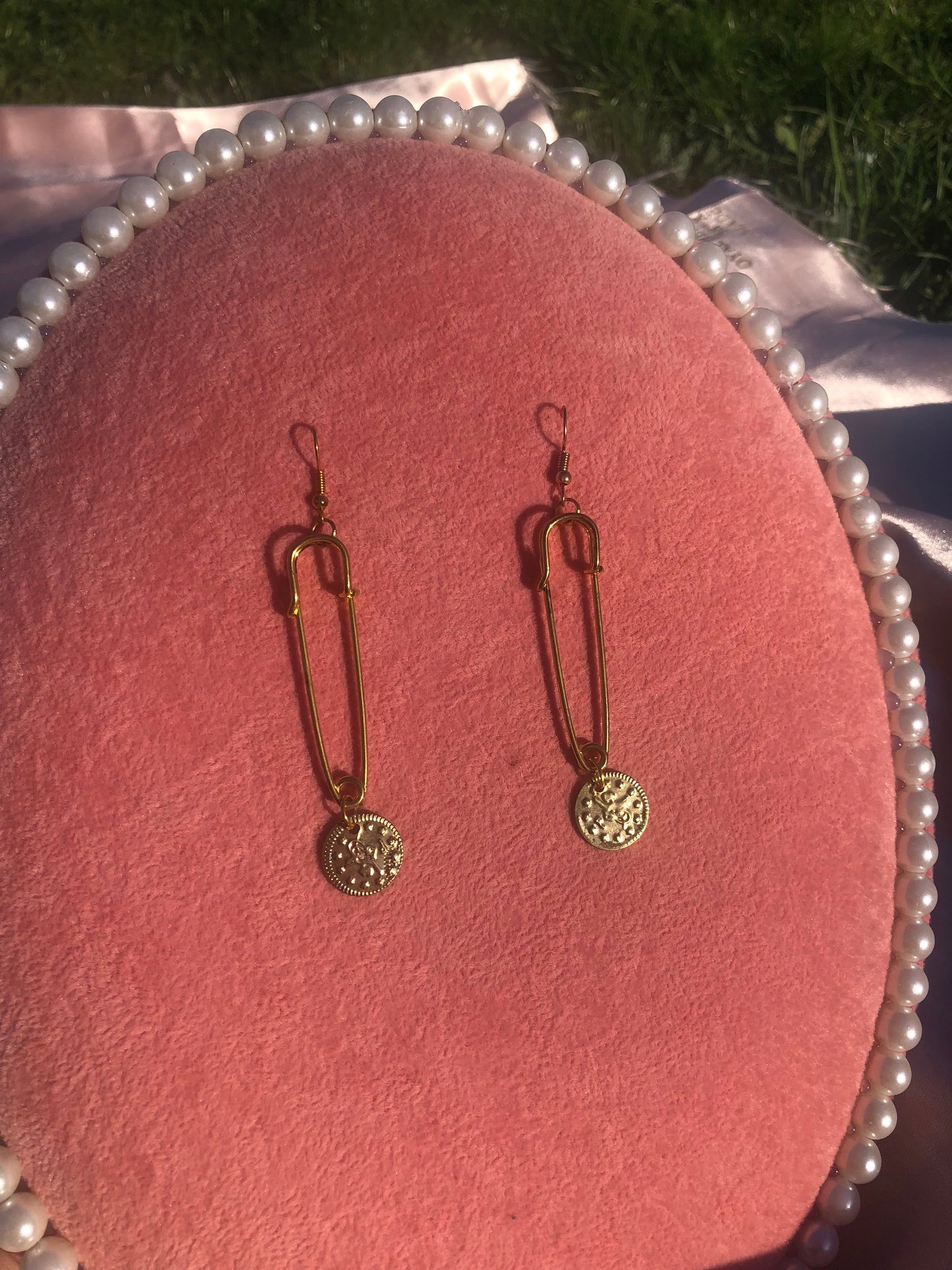 Pin coin earrings
