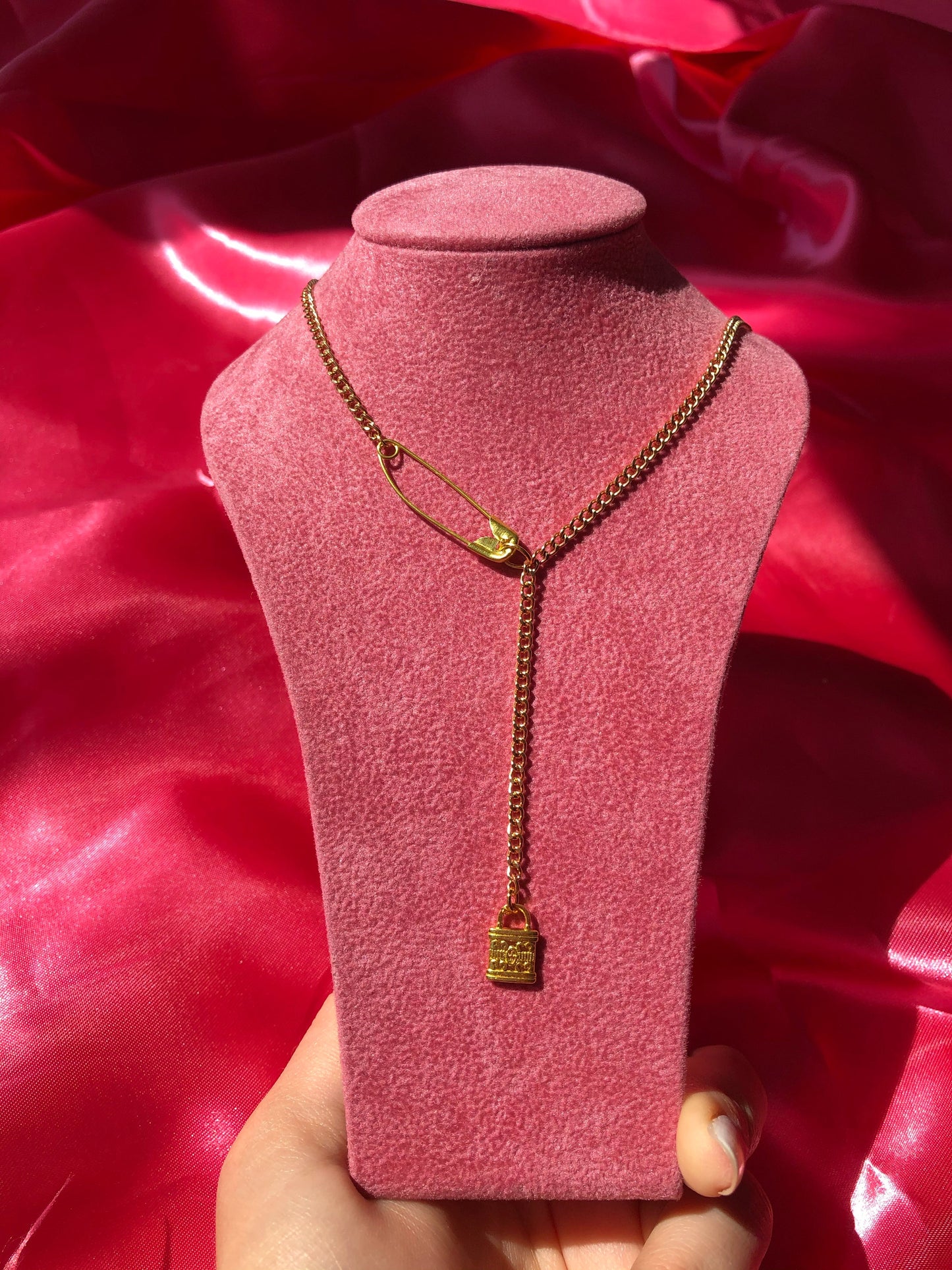 Pin lock necklace