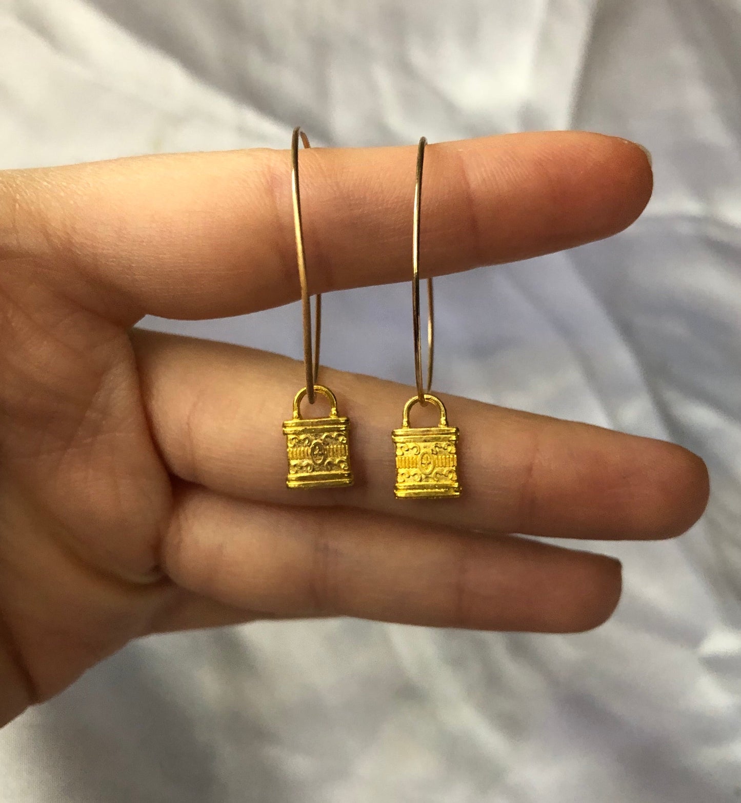 Lock hoops
