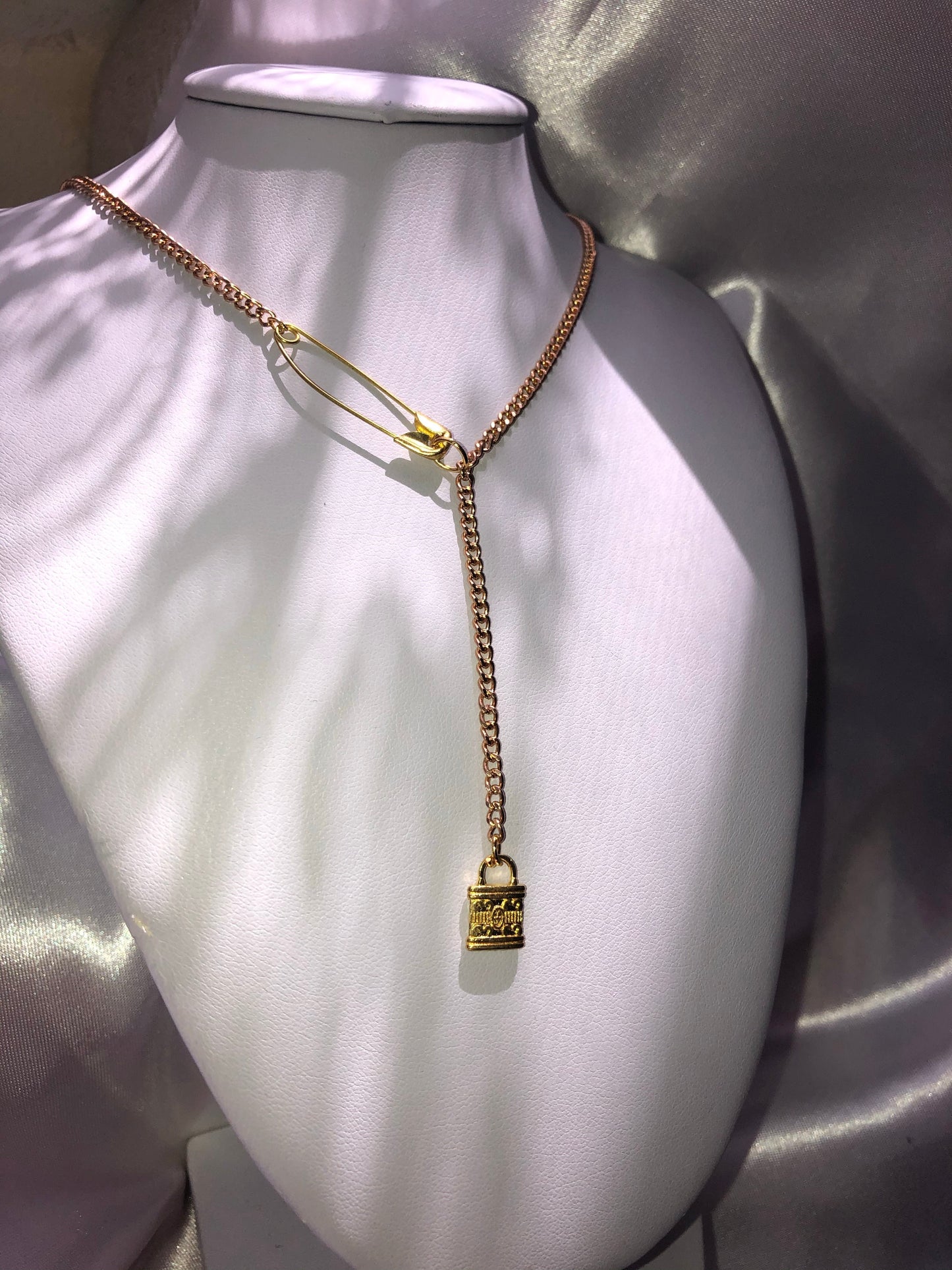 Pin lock necklace